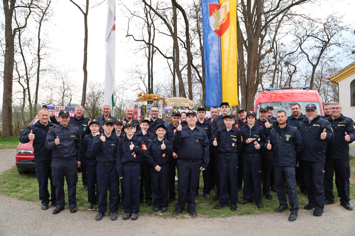 Jugendliche bei Feuerwehrübung