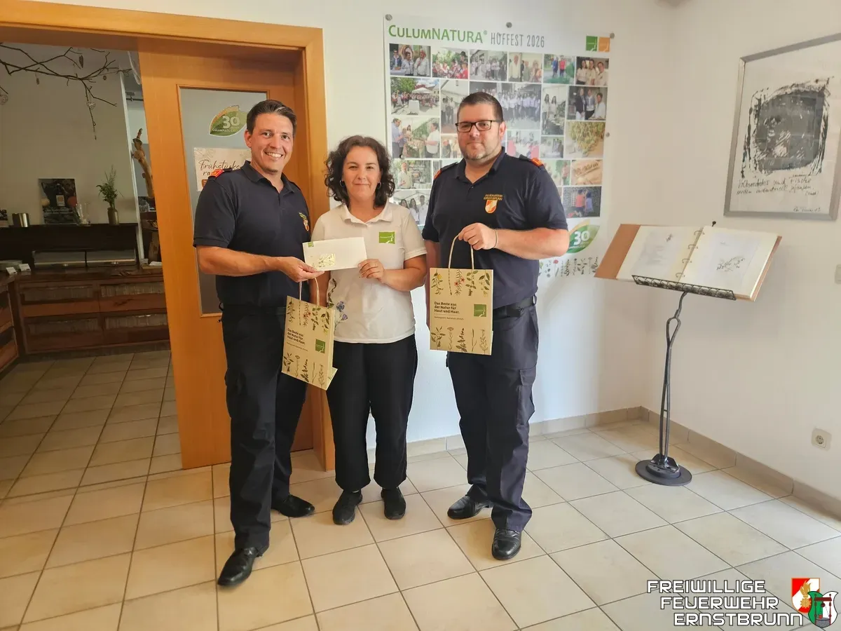 Feuerwehrmitglieder bei der Spendenübergabe