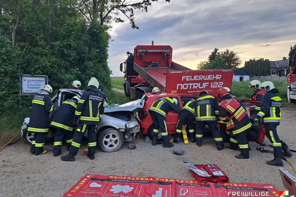 Verkehrsunfall mit mehreren eingeklemmten Personen