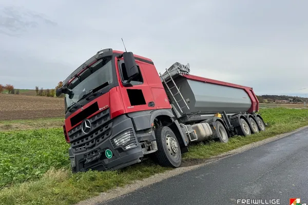 LKW-Bergung zwischen Steinbach und der B6