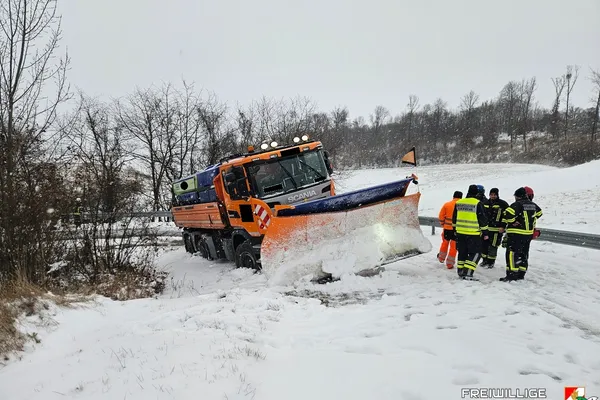 Bergung eines Winterdienstfahrzeuges in Nursch