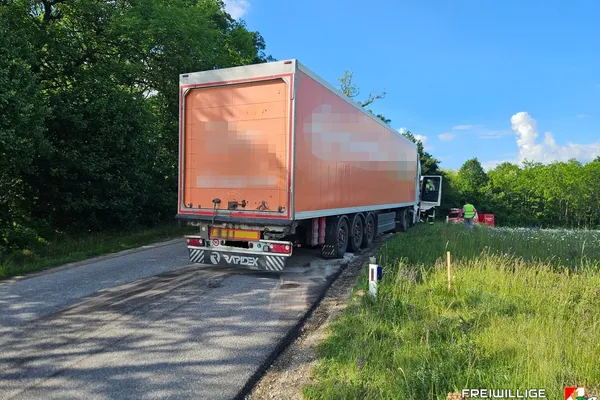 Defekter Sattelschlepper auf Umleitungsstrecke geborgen