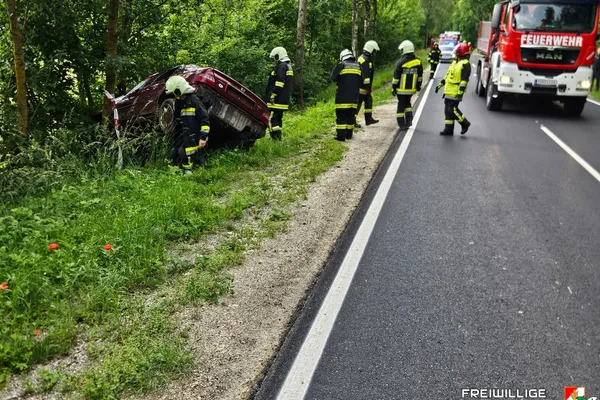 PKW-Bergung nach Verkehrsunfall im Ernstbrunner Wald